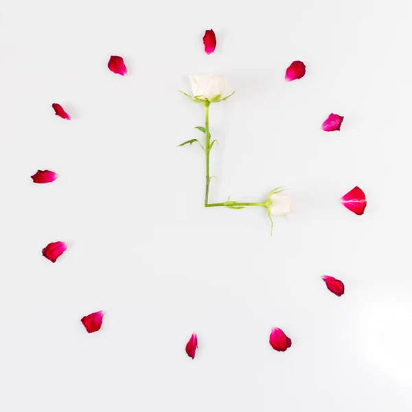 Volto di orologio fatto di petali di rosa. Concetto temporale . — Foto Stock