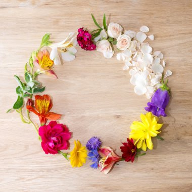 Çerçeve ahşap arka plan üzerinde değişik çiçek yaptı.