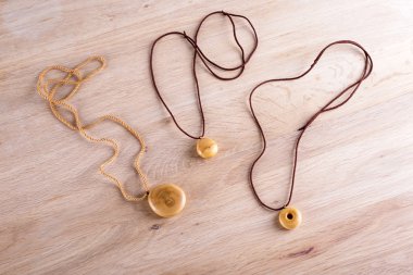 Ahşap ahşap arka plan üzerinde yapılan kolyeler.