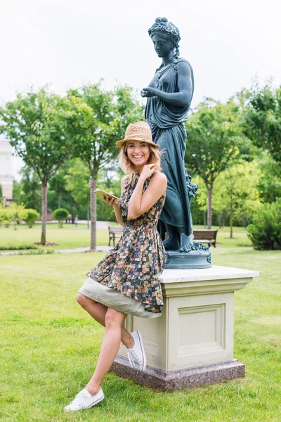 Leende vackra kvinna prata i telefon i parken. — Stockfoto