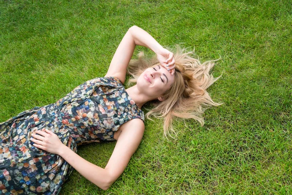 Young woman relaxing on a beautiful green meadow. — Stock Photo, Image