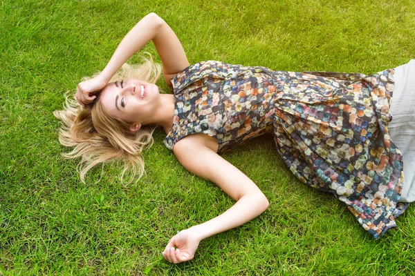 Молодая женщина отдыхает на красивом зеленом лугу . — стоковое фото