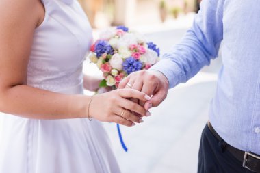 Gelin ve damat el ele tutuşuyorlar.