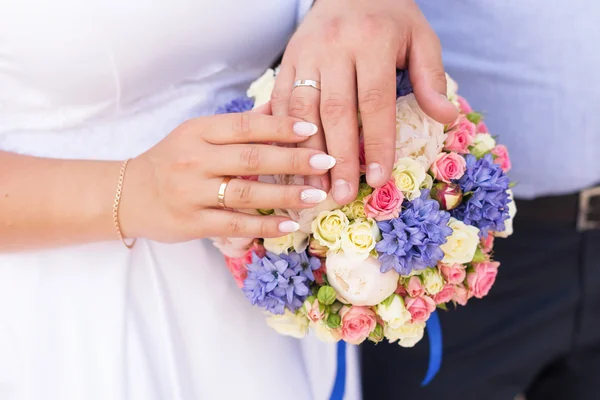 Sposa e sposo che si tengono per mano — Foto Stock