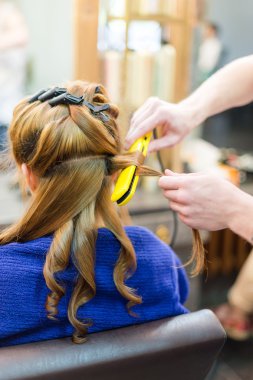 profesyonel Kuaför Saç maşası saç kullanarak bukleler