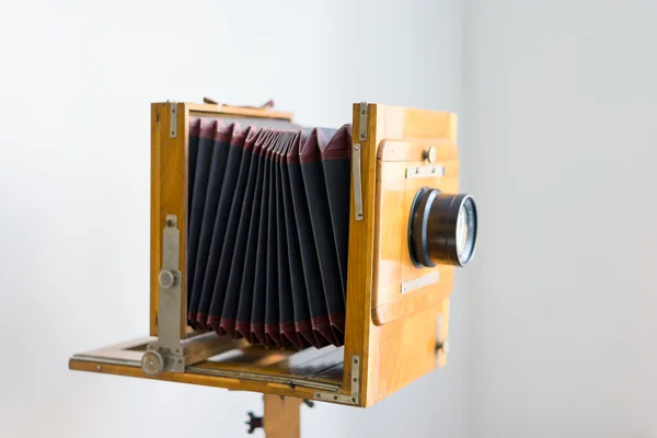 KIEV, UKRAINE - heinäkuu 5, 2016. Vintage laatikko kamera puinen runko Heritage Museum . — kuvapankkivalokuva