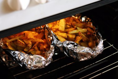Tereyağı ve otlar folyo ile Rusic tarzı patates pişmiş.