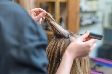 Usta Kuaför saç şekillendirme yapar