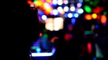 Gece hayatı parti atmosferi - kulüpte parti ve gece hayatı zevk, genç kadın