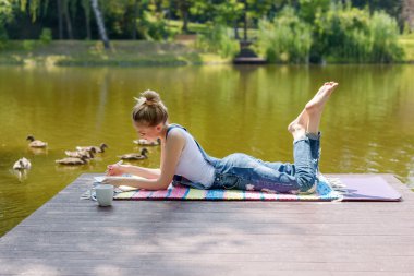 Takvim veya iskelede yalan ve sıcak kahve içme günlüğüne yazma notlar alarak planlar, kadın. Hayalifener, planlama kavramı