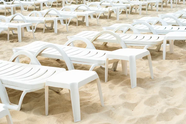 Puste białe plastikowe leżaki na Sandy Beach. — Zdjęcie stockowe