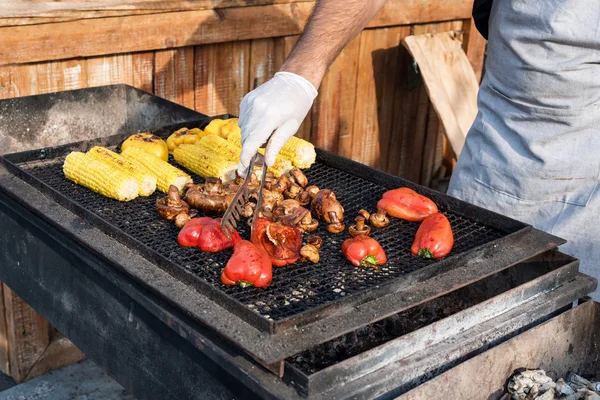 Chef hogy grillezett zöldségek kültéri nyitott konyha nemzetközi utcai élelmiszer-fesztivál esemény. — Stock Fotó