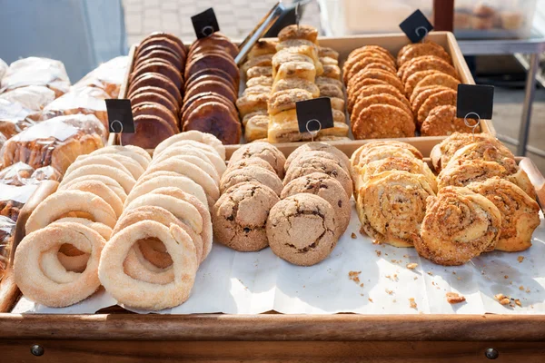 Galletas recién horneadas en un mostrador. Panadería de mercado o cafetería al aire libre . —  Fotos de Stock