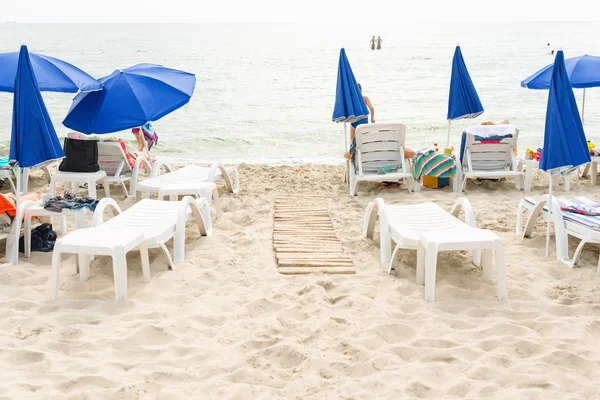 Puste białe plastikowe leżaki na Sandy Beach. — Zdjęcie stockowe