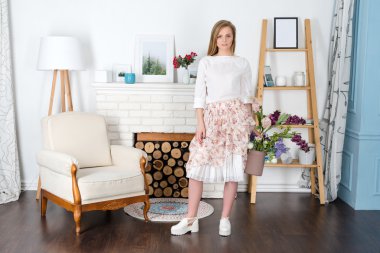 Beyaz, modern, şömineli güzel sarışın kadın..