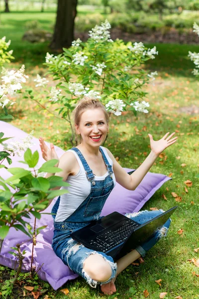 Freelancer working in the garden. Writing, surfing in the internet. Young woman relaxing and having fun in park area. Distance education, freelance concept. — Stock Photo, Image