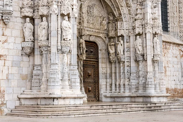 Santa María, reyes, marineros y navegantes estatuas sobre la entrada al Monasterio Jerónimos. Lisboa, Portugal . —  Fotos de Stock