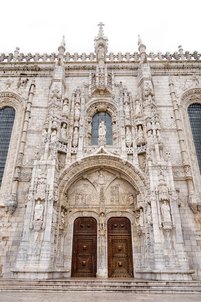 Santa María, reyes, marineros y navegantes estatuas sobre la entrada al Monasterio Jerónimos. Lisboa, Portugal . — Foto de Stock