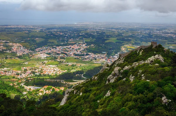 Panoramiczny widok Europejskiego miasta ze wzgórza. — Zdjęcie stockowe