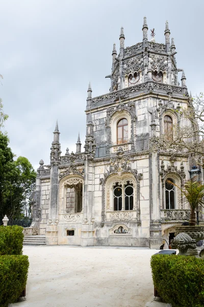 Palacio neogótico en el parque de la Quinta da Regaleira. Portugal. —  Fotos de Stock