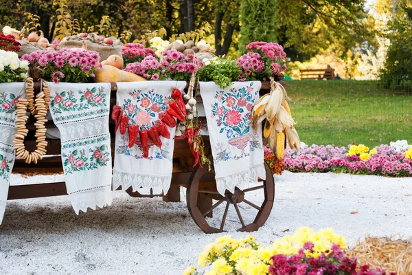 Verduras cosechadas en otoño en el tradicional vagón rústico rural ucraniano . —  Fotos de Stock