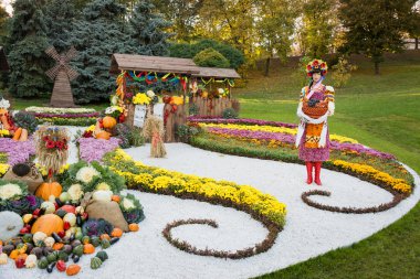 Adil ticaret ahşap köşk içinde sebze hasat. Sepet meyve dolu tutan kadın manken. Tarım ürünleri, kırsal piyasa.