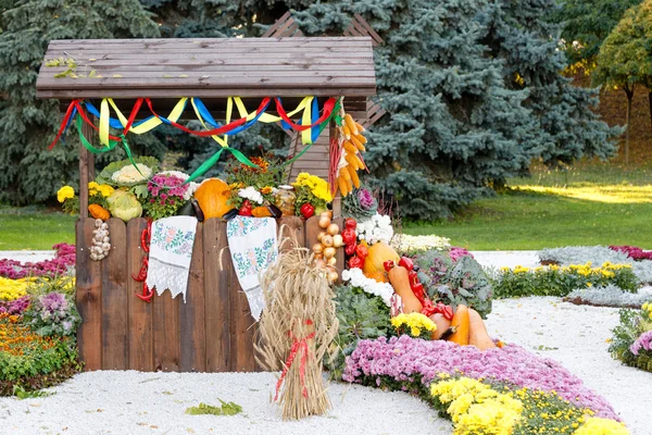 Colha verduras no comércio justo em um pavilhão de madeira. Exposição sazonal tradicional ucraniana de realizações agricultores. Produtos agrícolas, mercado rural . — Fotografia de Stock