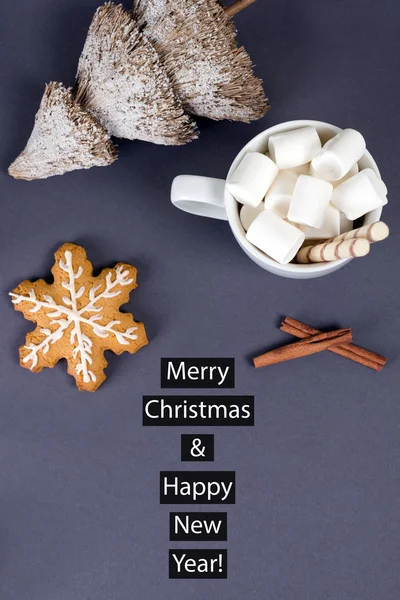 Biglietto di auguri di Capodanno e Natale con biscotti, dolce di marshmallow, fiori di cotone . — Foto Stock