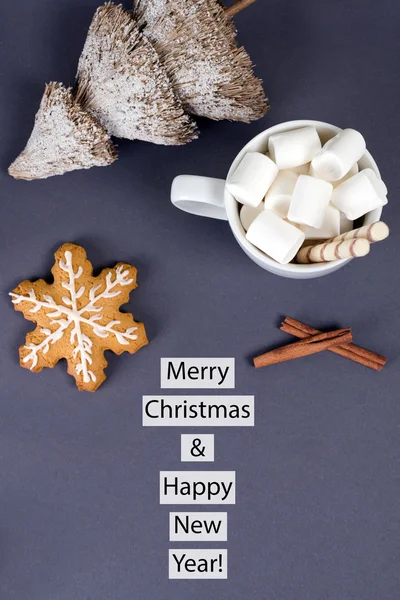 Biglietto di auguri di Capodanno e Natale con biscotti, dolce di marshmallow, fiori di cotone . — Foto Stock