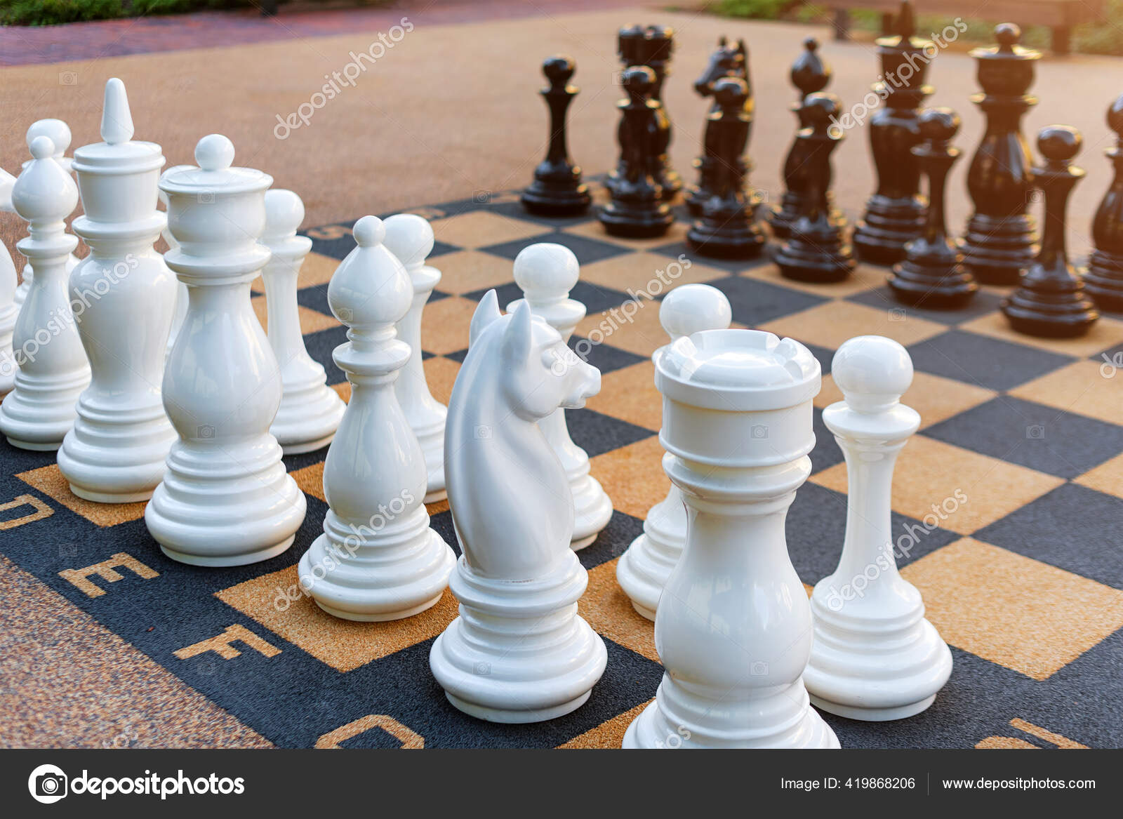 Foto de Vista De Ângulo Alto De Tapete De Plástico Xadrez Gigante Com  Grandes Figuras De Xadrez Preto E Branco Para Jogar No Tabuleiro De Chão  Peças De Xadrez e mais fotos