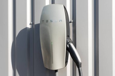 Kyiv, Ukrayna - 17 Ekim 2020: Gri çit arka planında Tesla Araç Şarj İstasyonu