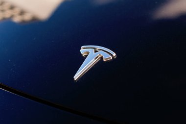 Kyiv, Ukrayna - 17 Ekim 2020: Tesla Motors logosu. Tesla, araba üretip satan bir Amerikan elektrikli araç ve enerji şirketidir. Merkezi Palo Alto, California, ABD 'de..