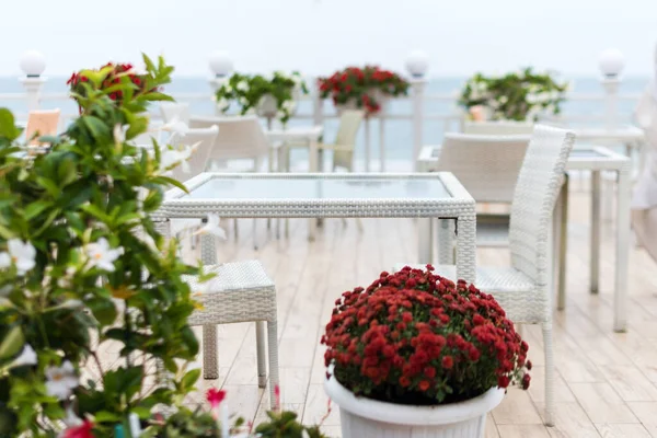 Fundo Borrado Mesas Vazias Cadeiras Restaurante Terraço Com Vista Para — Fotografia de Stock