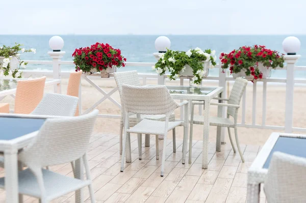 Puste Stoły Krzesła Restauracji Tarasie Widokiem Morze Cafe Widokiem Morze — Zdjęcie stockowe