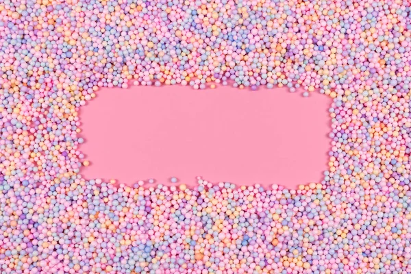 Rahmen Aus Pastellfarbenen Kugeln Auf Rosa Styropor Oder Polystyrolschaum Hintergrund — Stockfoto