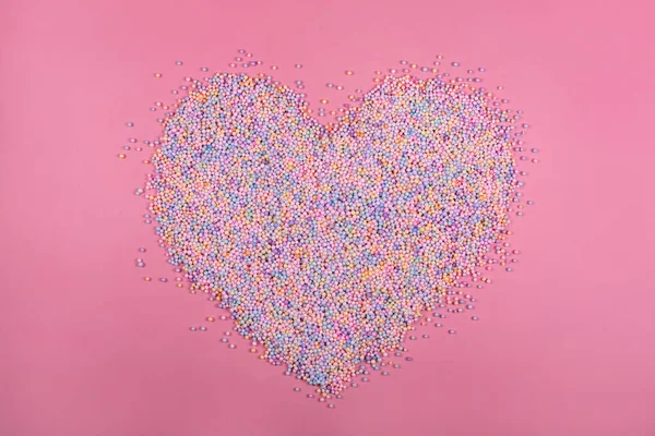 Pembe Üzerine Pastel Renkli Toplardan Yapılmış Bir Kalp Köpük Polistiren — Stok fotoğraf