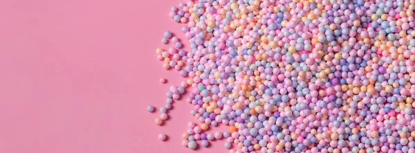 Haufen Pastellfarbener Kugeln Auf Rosa Styropor Oder Polystyrolschaum Hintergrund Mischung — Stockfoto