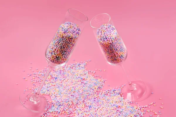 Шампанські Окуляри Наповнені Різнокольоровими Цукровими Кульками Рожевому Фоні Окуляри Наповнені — стокове фото