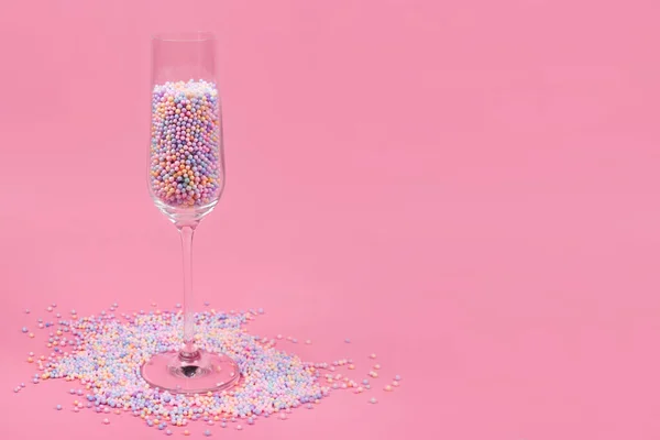 Champagne Glas Gevuld Met Kleurrijke Suikerballen Roze Achtergrond Glas Gevuld — Stockfoto