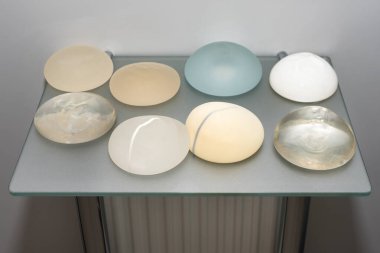 Göğüs büyütme için silikon implantları. Estetik estetik ameliyat. Çeşitli tiplerde ve farklı boyutlarda silikon göğüs implantları. Durgun Hayat.