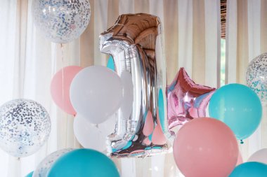 Pembe, gümüş ve mavi şişirilebilir balonlar bir numara. Doğum günü partisi için dekorasyon. Metalik tasarım balonu.