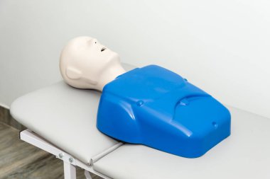 Hastane yatağında ağzı açık bir şekilde manken eğitimi. Kopya uzayı ile yatay görüntü. Tıbbi ilk yardım eğitim mankeni