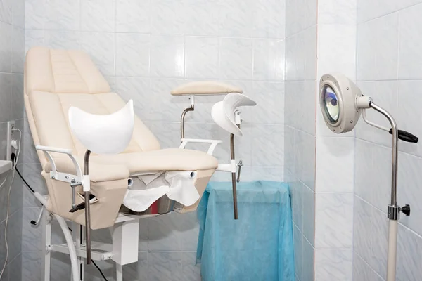 Gabinet Ginekologiczny Krzesłem Innym Sprzętem Medycznym Nowoczesnej Klinice Medycyna Sprzętowa — Zdjęcie stockowe