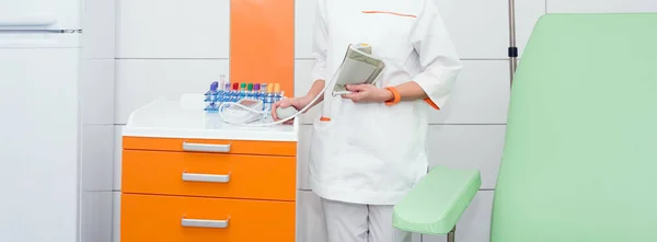 現代の病院の部屋でデジタル血圧計を持っている医師または看護師 — ストック写真