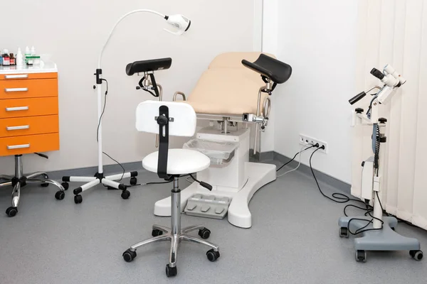 Gynäkologisches Kabinett Mit Stuhl Und Anderen Medizinischen Geräten Einer Modernen — Stockfoto