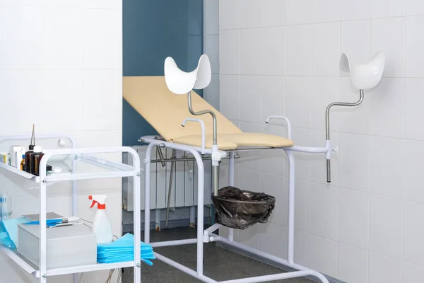 병원에 의자와 장비가 산부인과 캐비닛 유전학 — 스톡 사진