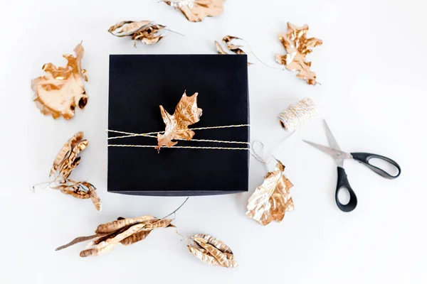 Regalo Lujo Año Nuevo Con Decoración Hojas Oro Fondo Navidad —  Fotos de Stock