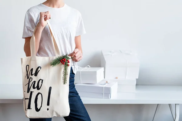 Mujer Irreconocible Sosteniendo Regalo Navidad Bolsa Tela Felices Fiestas Invierno — Foto de Stock