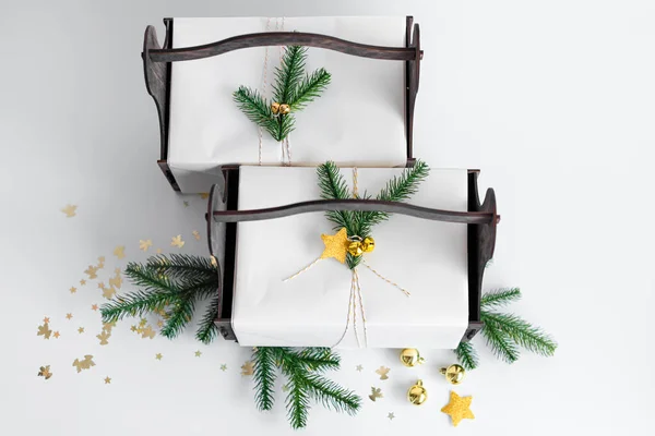 Luxus Neujahrsgeschenk Mit Goldschmuck Und Baumzweigen Weihnachtsgeschenk Holzkorb Weihnachten Hintergrund — Stockfoto