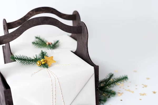 Luxus Neujahrsgeschenk Mit Goldschmuck Und Baumzweigen Weihnachtsgeschenk Holzkorb Weihnachten Hintergrund — Stockfoto